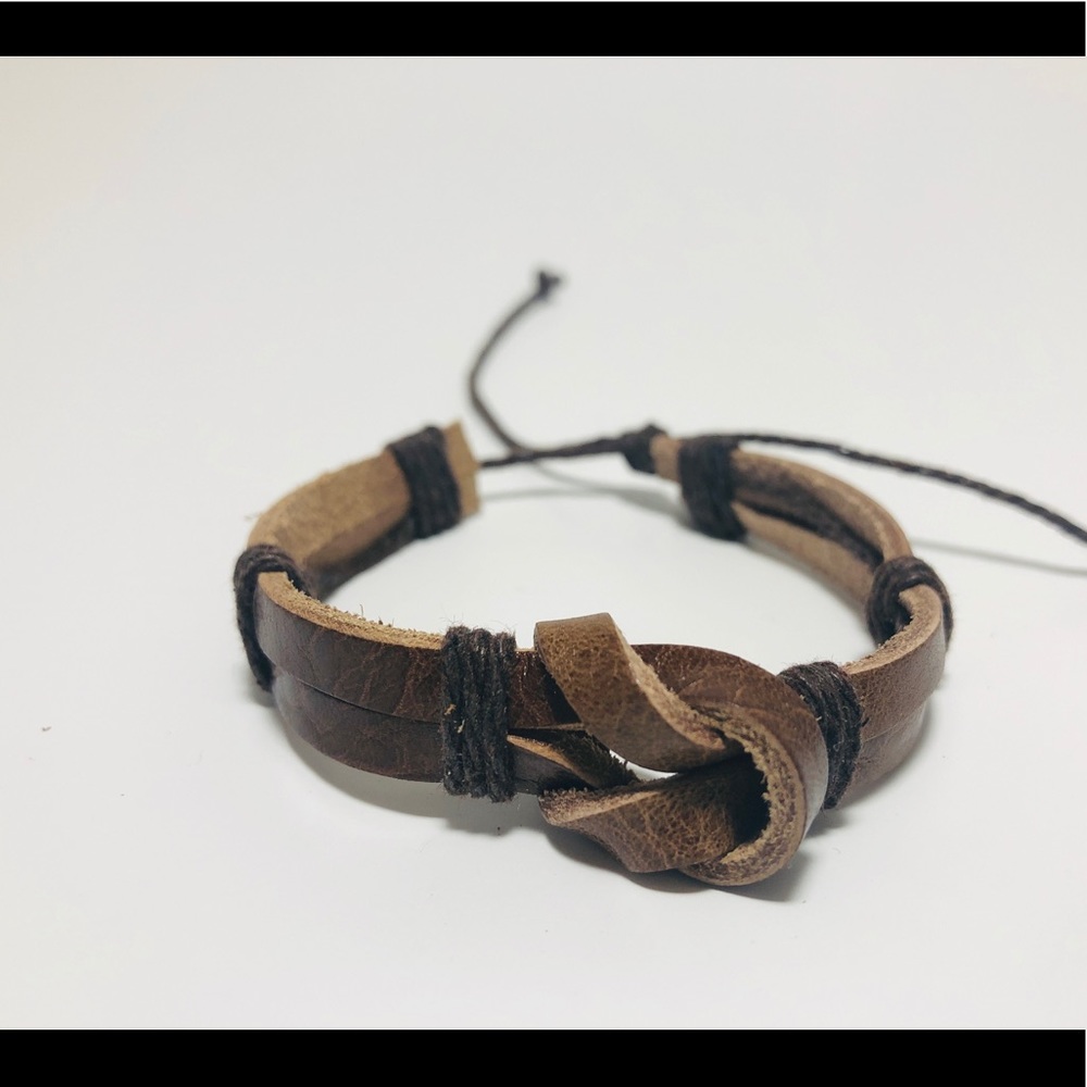 Adjustable leather bracelet